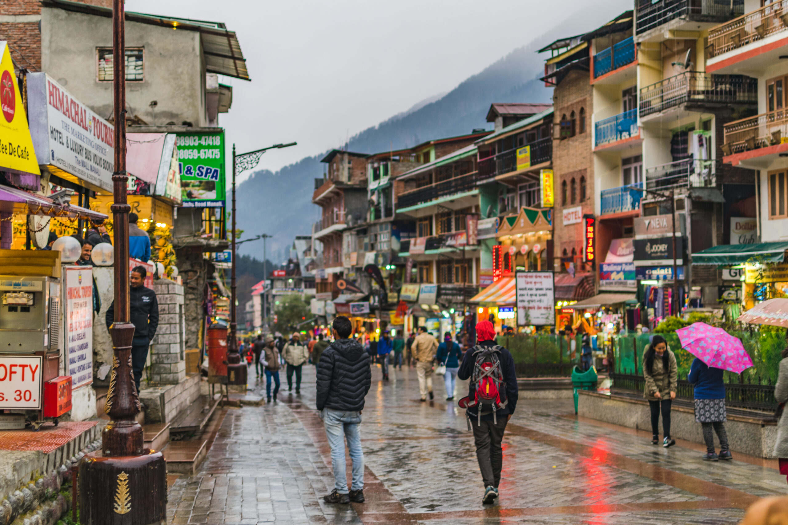 Mall_Road,_Manali